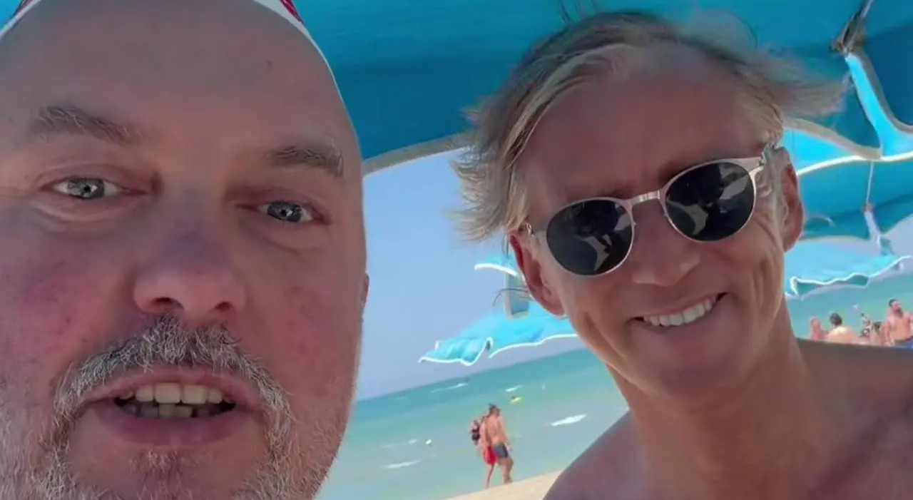 https://statics.cedscdn.it/photos/MED_HIGH/2026/06/29/9621639_29164850_roberto_mancini_spiaggia_senigallia_panino_regalo.jpg