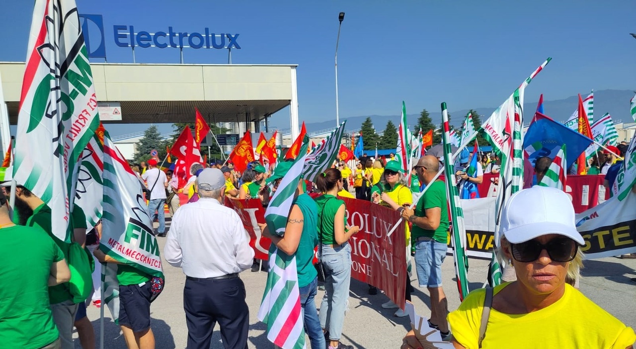 electrolux la protesta sale sciopero durante il tavolo al mimit e appello a meloni se ne occupi in prima persona