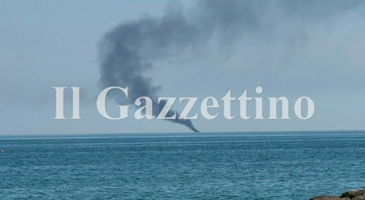 https://statics.cedscdn.it/photos/MED_HIGH/2026/06/29/9621872_29201326_incendio_yacht_cavallino_fumo_salvi.v1.jpg