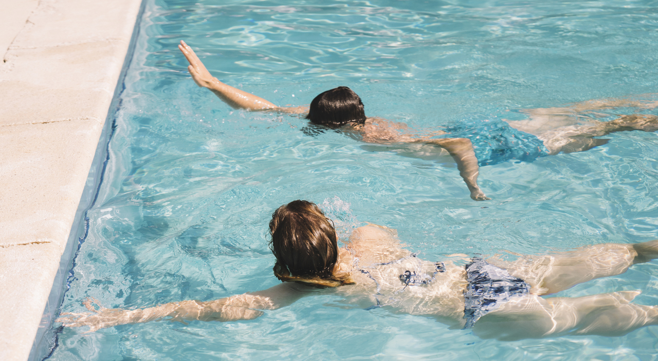 https://statics.cedscdn.it/photos/MED_HIGH/2026/06/30/9623408_30124829_couple_swimming_pool.jpg
