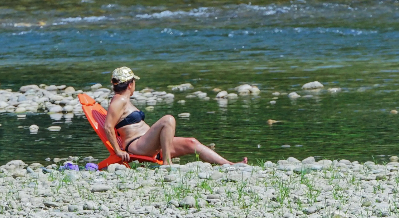 https://statics.cedscdn.it/photos/MED_HIGH/2026/06/30/9623464_30134621_topless_fiume_multa.jpg