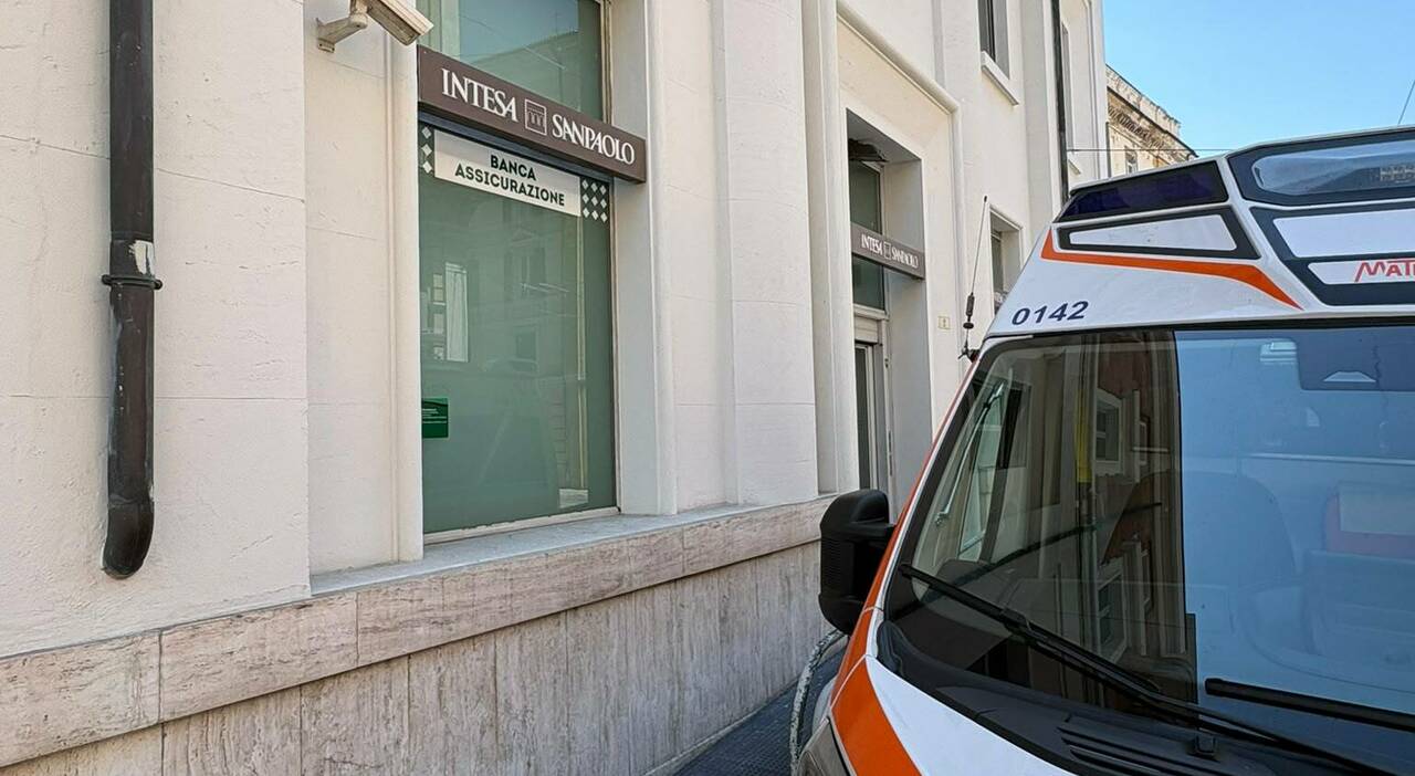 assalto alla banca intesa sanpaolo in centro ad ancona rapinatore prende in ostaggio un cliente che accusa un malore