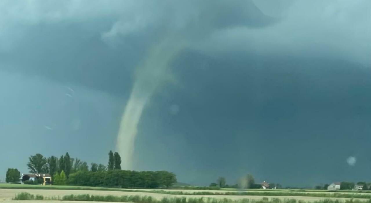 tromba d aria scoperchia un fienile lamiere volano in strada da Ilgazzettino.it tromba d aria scoperchia un fienile lamiere volano in strada