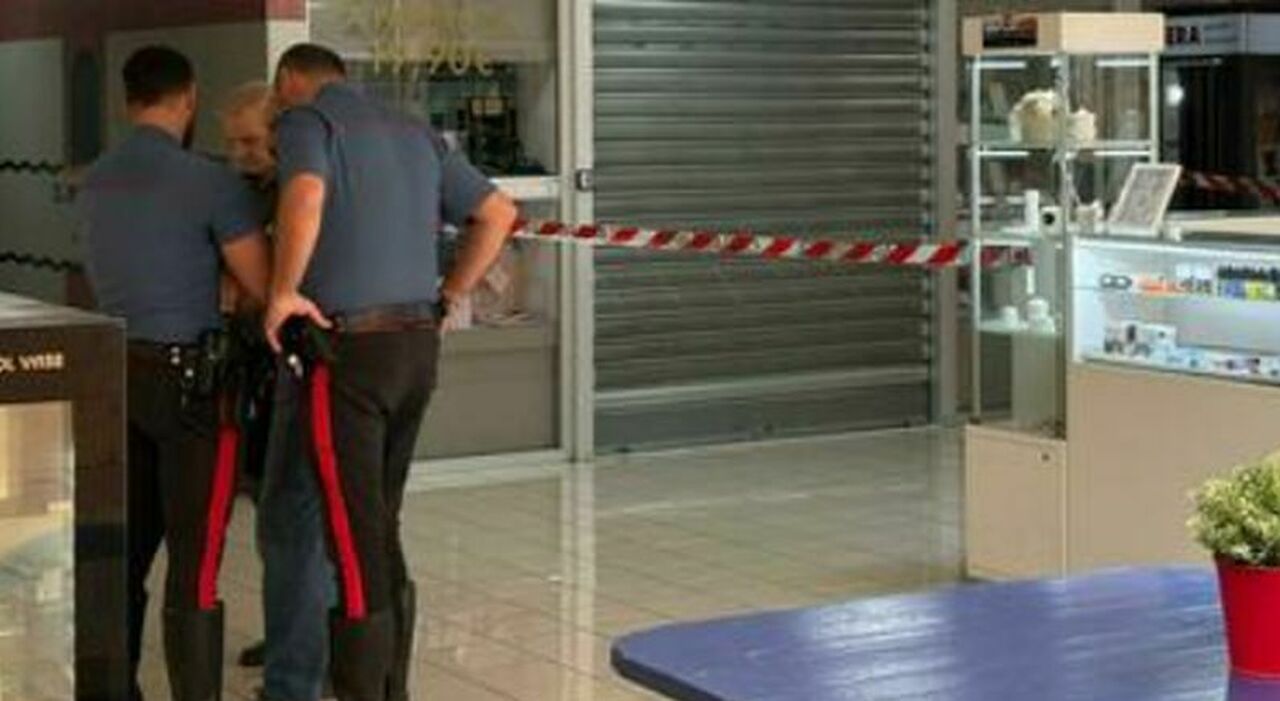 rapina alla gioielleria del centro commerciale in provincia di napoli con tentato omicidio scattano cinque arresti da Ilmattino.it rapina alla gioielleria del centro commerciale in provincia di napoli con tentato omicidio scattano cinque arresti