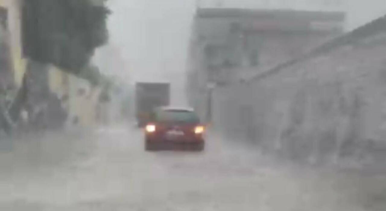 maltempo in campania bomba d acqua strade allagate a causa della pioggia