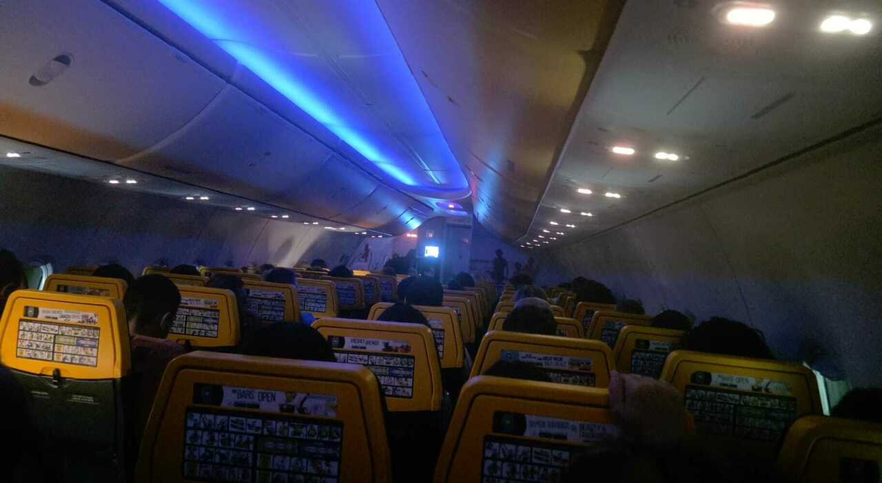tempesta sull aeroporto marco polo l odissea notturna del volo ryanair per napoli partenza in ritardo dirottati su roma e poi in bus da Ilgazzettino.it tempesta sull aeroporto marco polo l odissea notturna del volo ryanair per napoli partenza in ritardo dirottati su roma e poi in bus