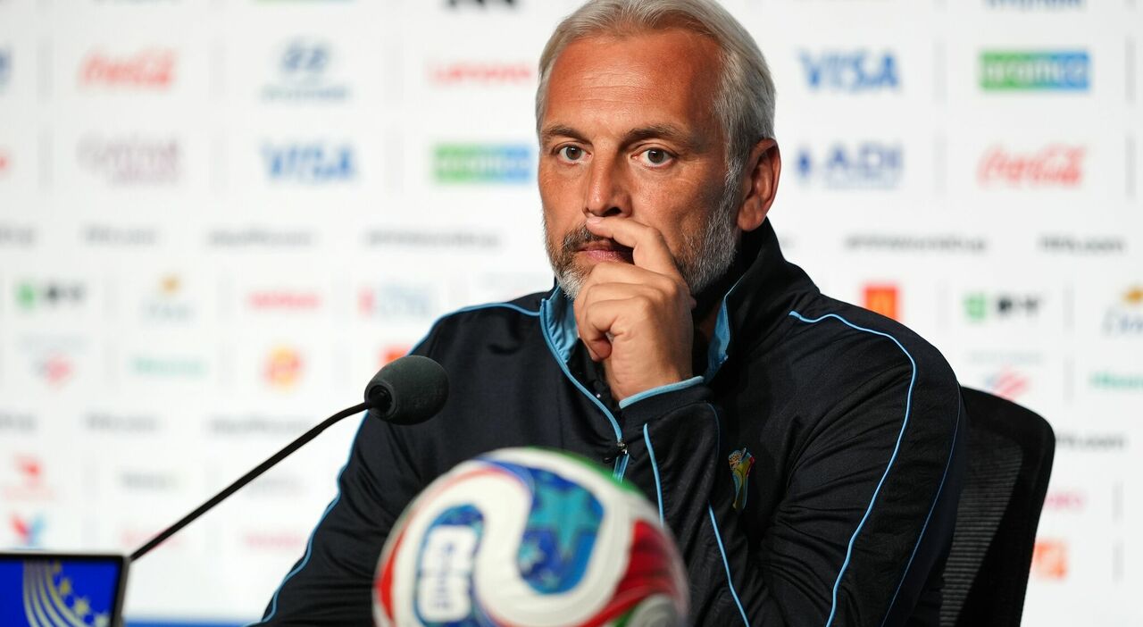 https://statics.cedscdn.it/photos/MED_HIGH/2026/07/02/9627911_02152234_sebastien_desabre_morto_padre_ct_congo_annuncio_conferenza_stampa.jpg