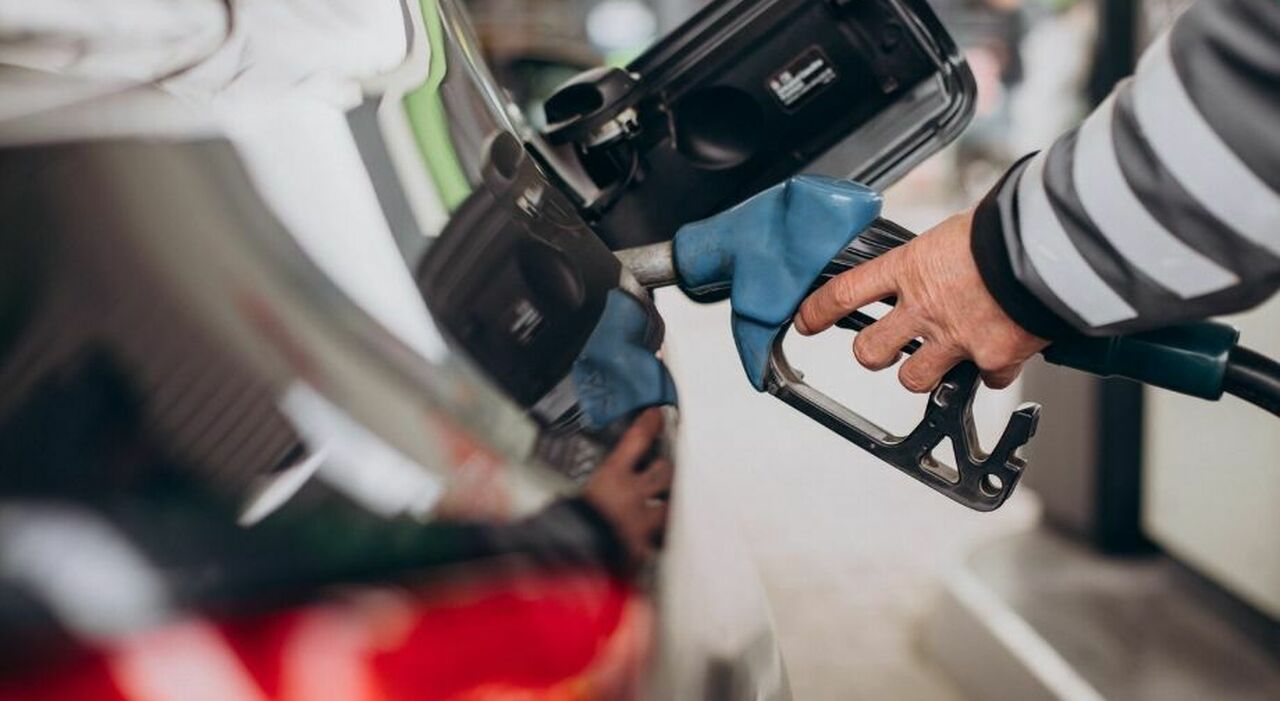 https://statics.cedscdn.it/photos/MED_HIGH/2026/07/02/9628187_02185247_sconto_accise_scade_oggi_aumento_prezzi_benzina_gasolio.jpg