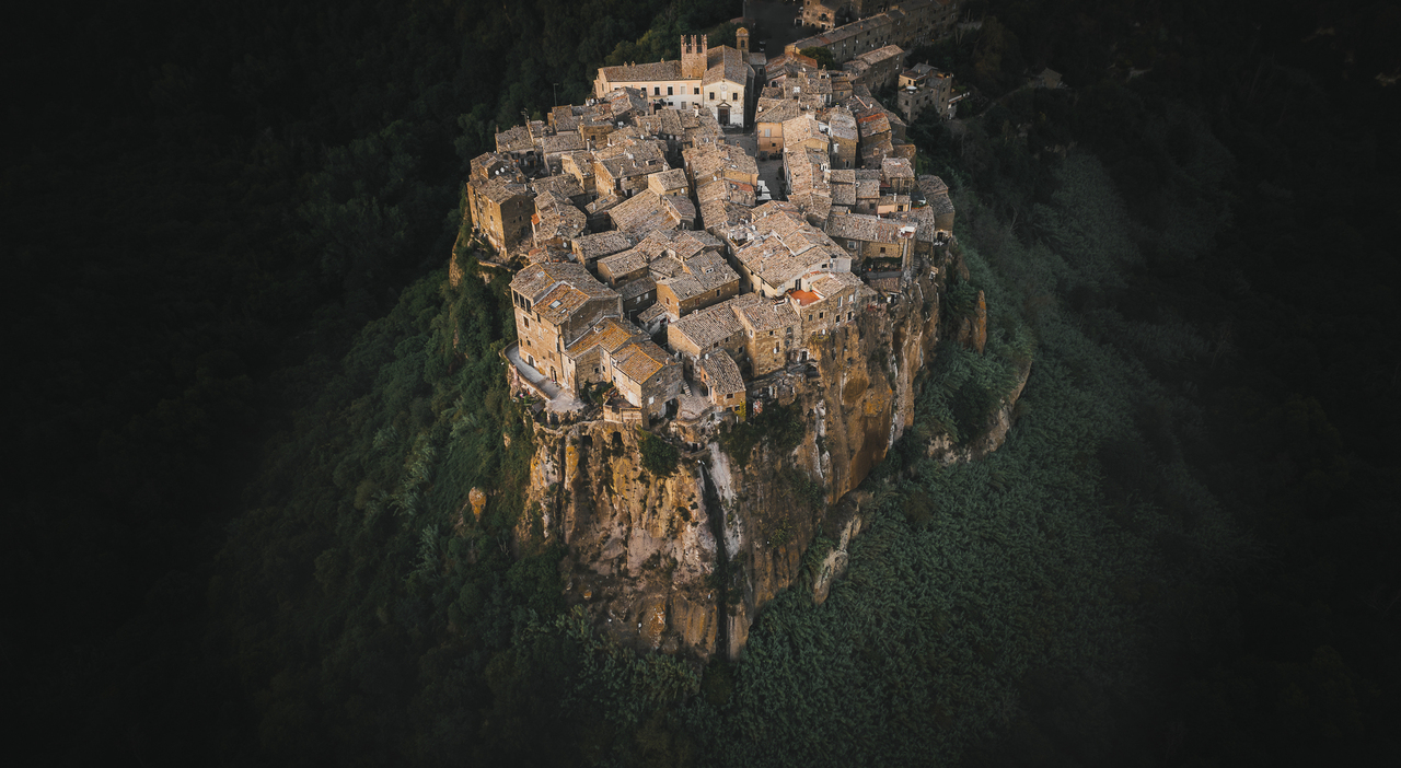 https://statics.cedscdn.it/photos/MED_HIGH/2026/07/02/9628210_02191356_calcata.jpg