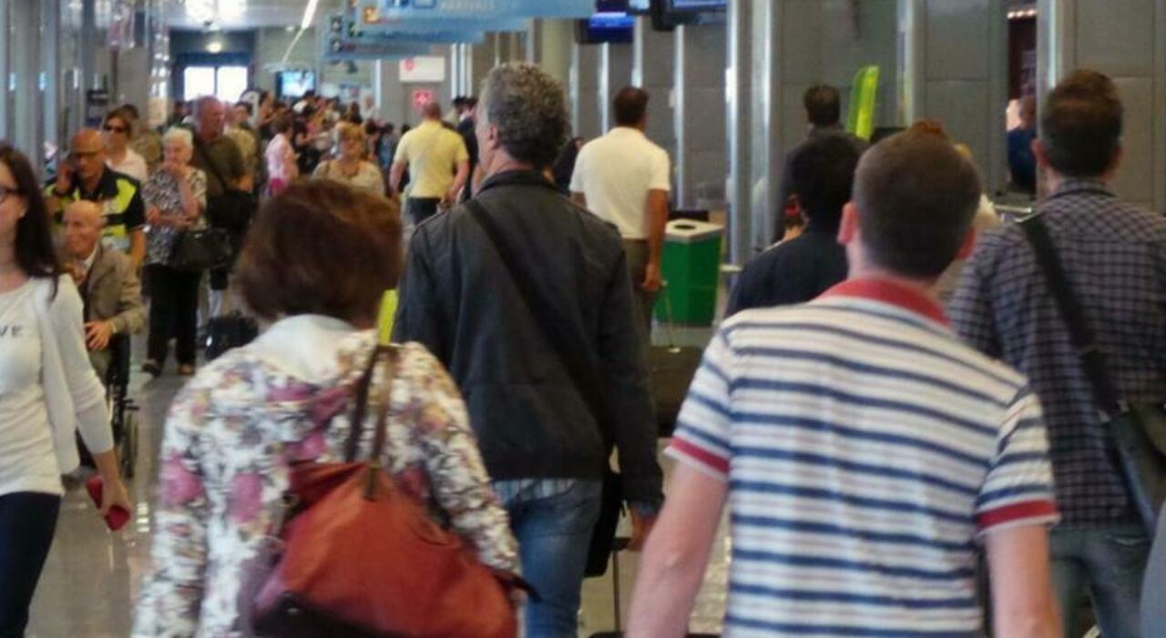 brindisi disagi all aeroporto volo ryanair da e per roma in ritardo di ore da Quotidianodipuglia.it brindisi disagi all aeroporto volo ryanair da e per roma in ritardo di ore