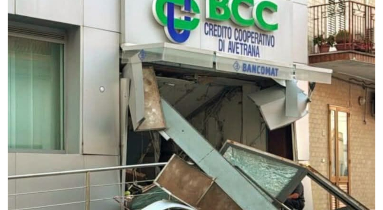 assalto al bancomat con esplosione sventrato lo sportello danni all edificio da Quotidianodipuglia.it assalto al bancomat con esplosione sventrato lo sportello danni all edificio