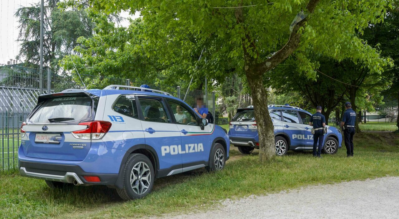 accoltellato a collo e addome in strada 36enne in fin di vita aggressore bloccato con la lama ancora tra le mani alba di sangue all arcella