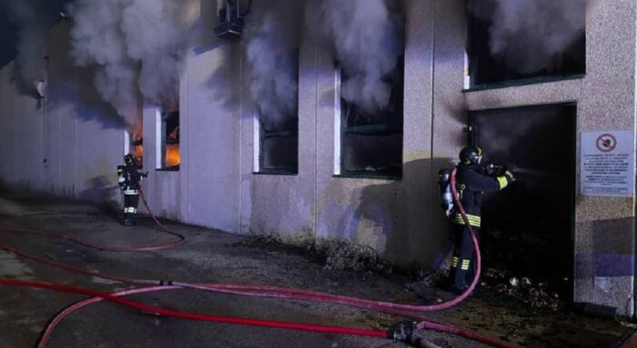 https://statics.cedscdn.it/photos/MED_HIGH/2026/07/03/9629806_03120055_incendio_lazzaroni.jpg