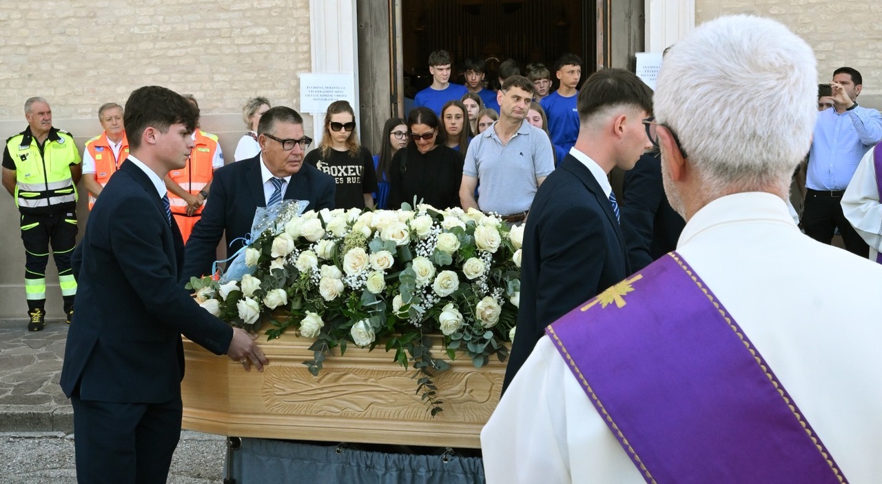 https://statics.cedscdn.it/photos/MED_HIGH/2026/07/03/9629889_03130839_chiara_guerra_funerale_professoressa_uccisa_nipote_alunni_palloncini_san_stino.jpg