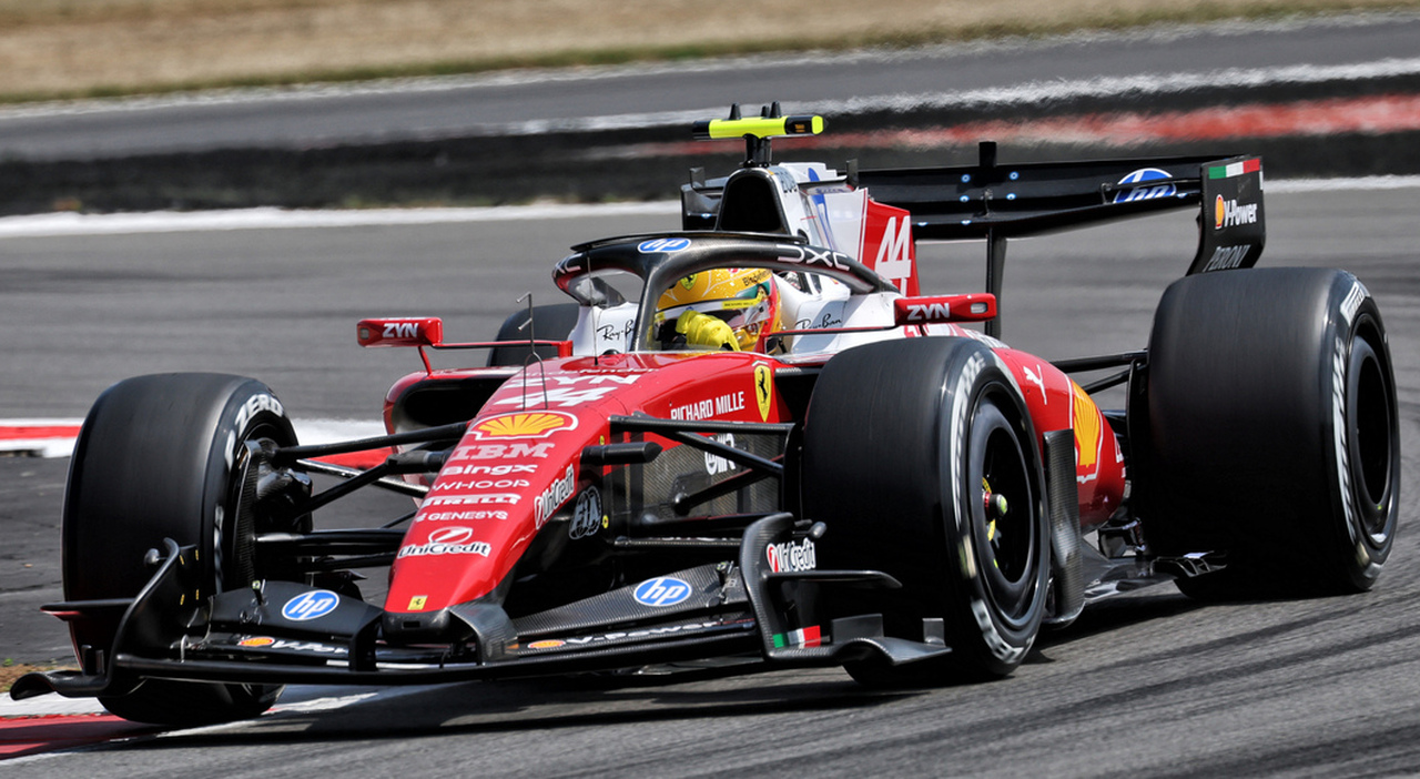 Lewis Hamilton con la Ferrari SF-26 a Silverstone