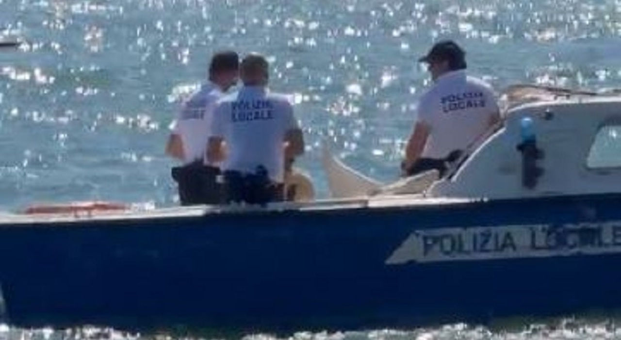 https://statics.cedscdn.it/photos/MED_HIGH/2026/07/03/9630189_03174123_turista_in_piedi_su_tetto_vaporetto_denunciato.jpg