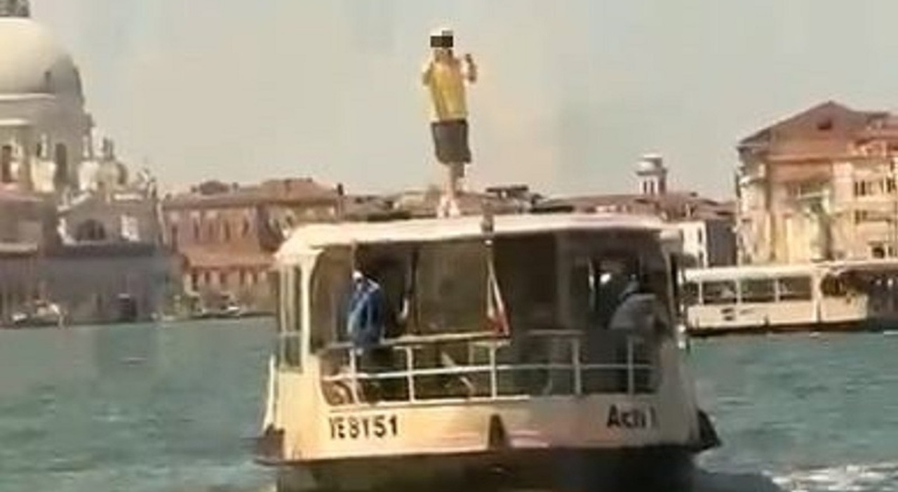 https://statics.cedscdn.it/photos/MED_HIGH/2026/07/03/9630207_03175223_turista_cafone_vaporetto_piedi_tetto_video_chi_e.jpg
