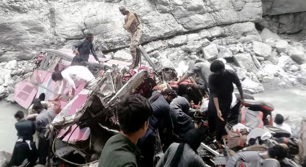 https://statics.cedscdn.it/photos/MED_HIGH/2026/07/03/9630336_03192634_bus_burrone_morti_pakistan.jpg