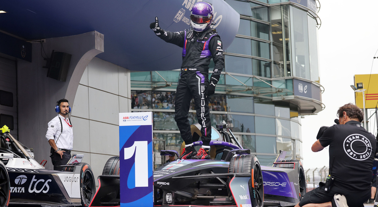 Pascal Wehrlein, il pilota della Porsche festeggia dopo la vittoria a Shanghai e riapre il Mondiale
