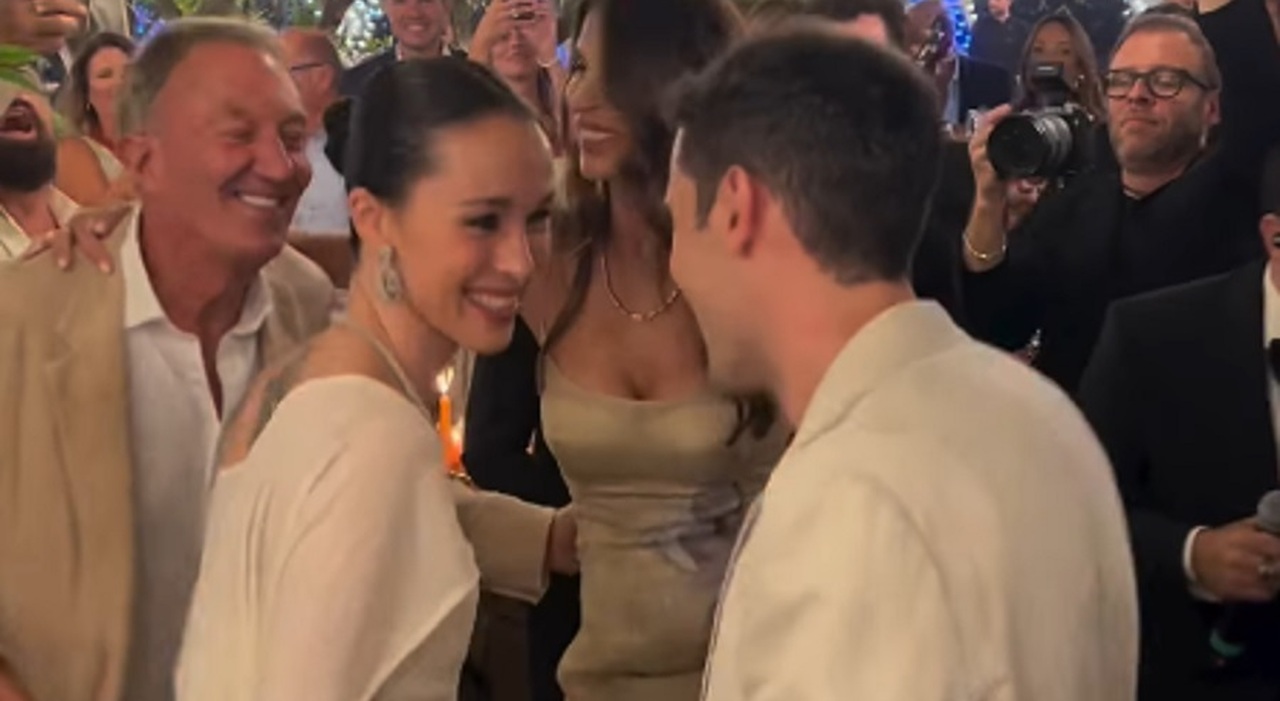 https://statics.cedscdn.it/photos/MED_HIGH/2026/07/04/9631631_04084348_aurora_ramazzotti_matrimonio.jpg