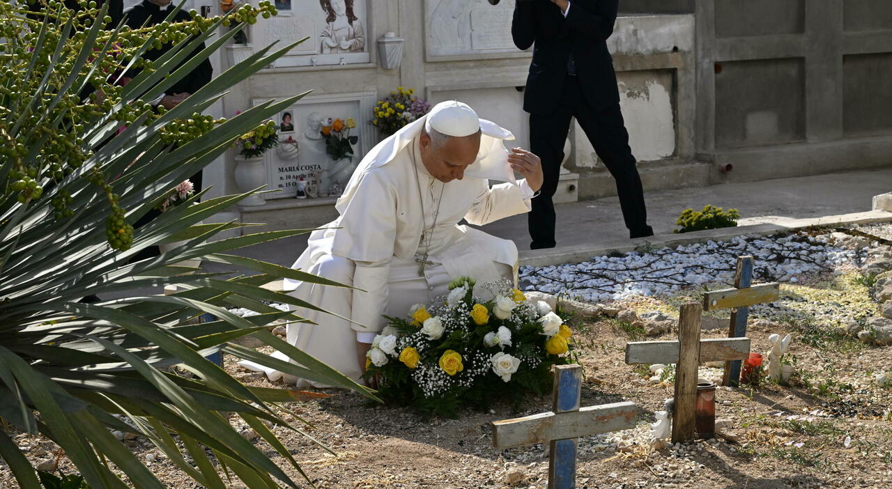 il papa dei migranti a lampedusa sfida l europa dei muri la preghiera al cimitero delle vittime senza nome da Ilmessaggero.it il papa dei migranti a lampedusa sfida l europa dei muri la preghiera al cimitero delle vittime senza nome