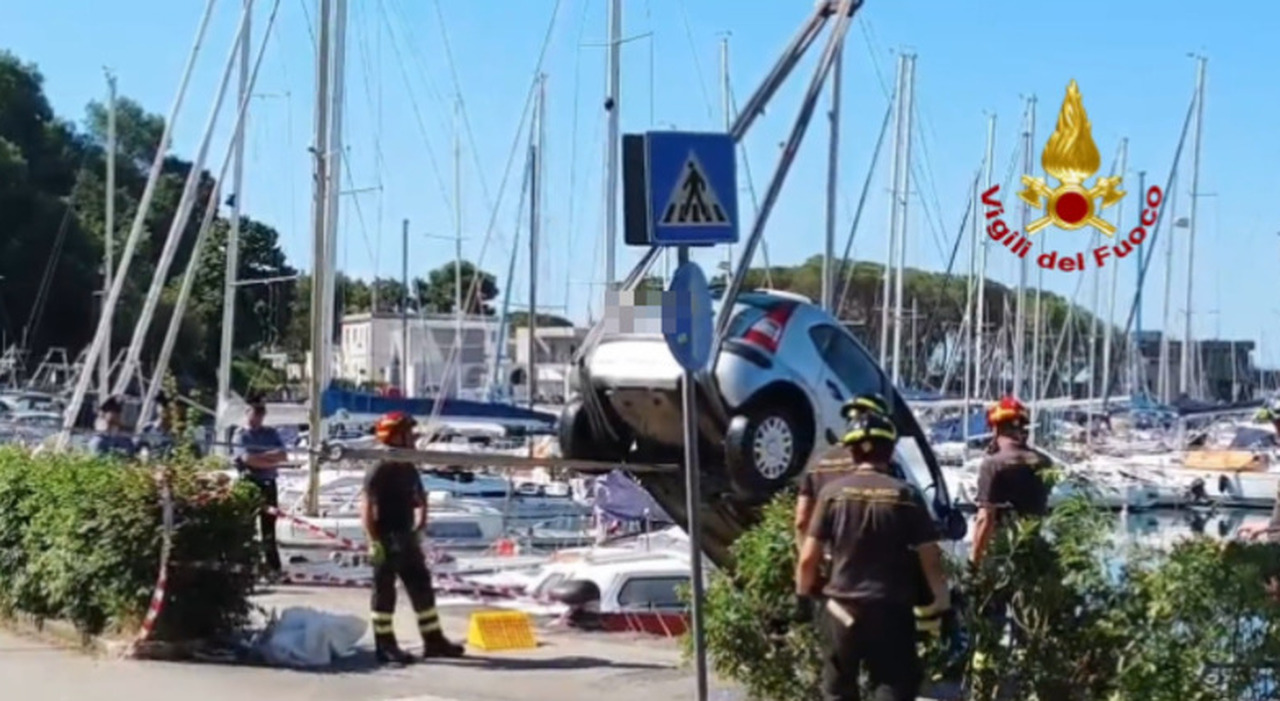 https://statics.cedscdn.it/photos/MED_HIGH/2026/07/04/9631795_04120937_auto_acqua_porticciolo_sistiana_salvi_quattro_ragazzi_retromarcia_sbagliata_cosa_e_successo.jpg