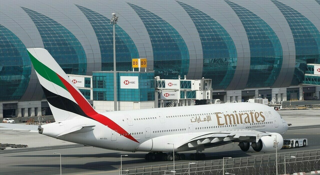 https://statics.cedscdn.it/photos/MED_HIGH/2026/07/04/9631993_04163309_emirates_pilota_italiano_malore.jpg