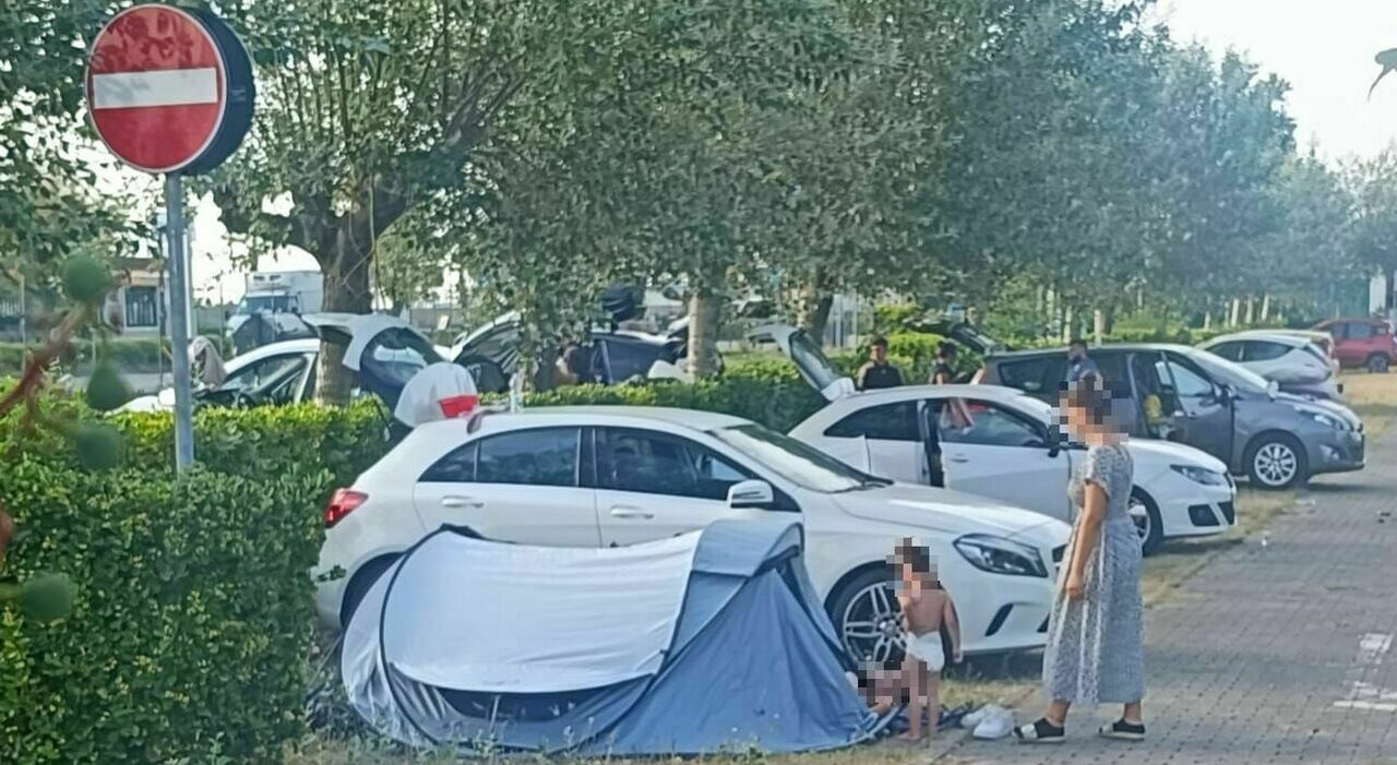https://statics.cedscdn.it/photos/MED_HIGH/2026/07/04/9632163_04191317_turismo_cafone_bivacchi_auto_tenda_parcheggi_sottomarina.jpg