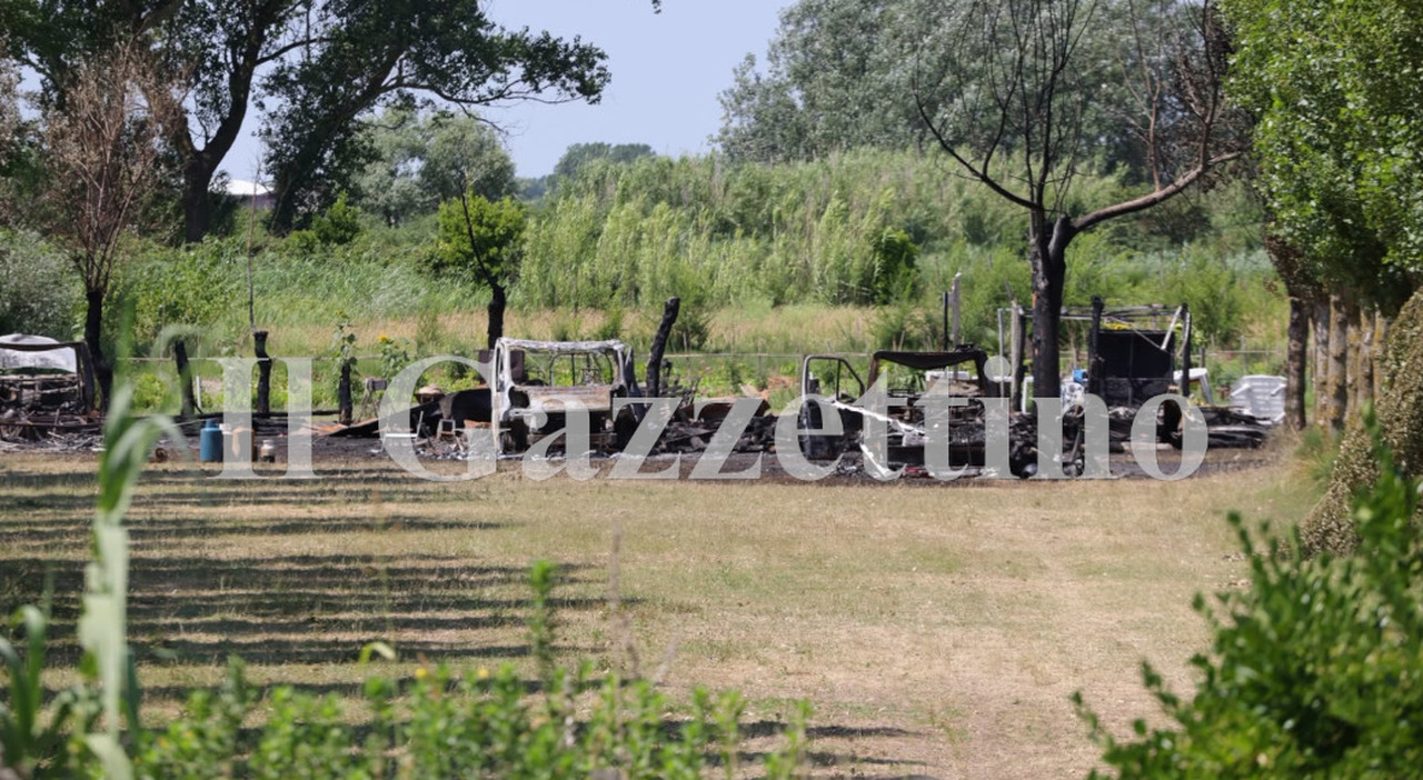 incendio divora tre camper e una moto nel camping abusivo a isola verde due esplosioni nella notte paura per famiglie e bambini da Ilgazzettino.it incendio divora tre camper e una moto nel camping abusivo a isola verde due esplosioni nella notte paura per famiglie e bambini