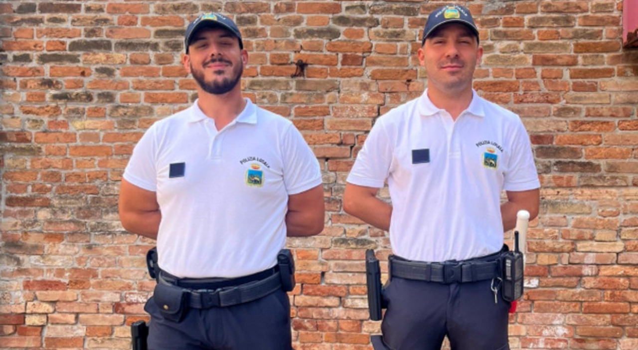 bambina di 2 anni rischia di soffocare con un pezzo di melone salvata da due agenti della polizia locale venturini intervento decisivo