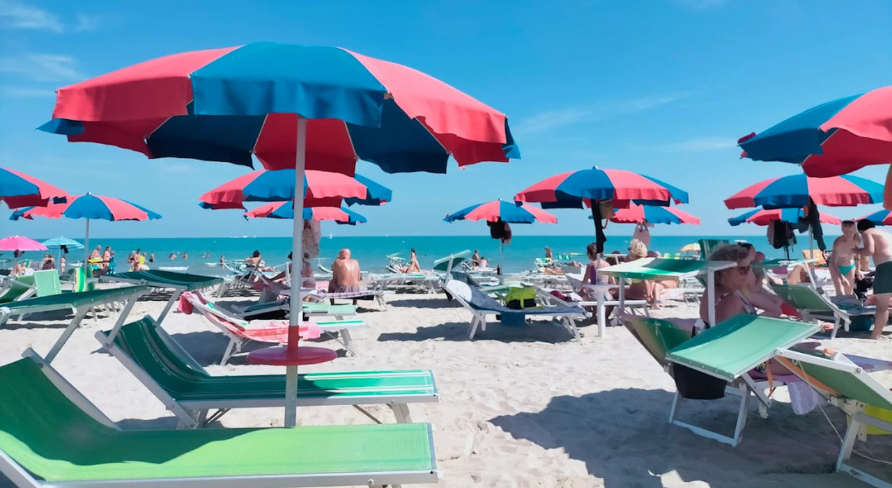 https://statics.cedscdn.it/photos/MED_HIGH/2026/07/05/9633804_05185255_bagno_16_lettini_4_euro_prezzi_riccione_spiaggia.jpg