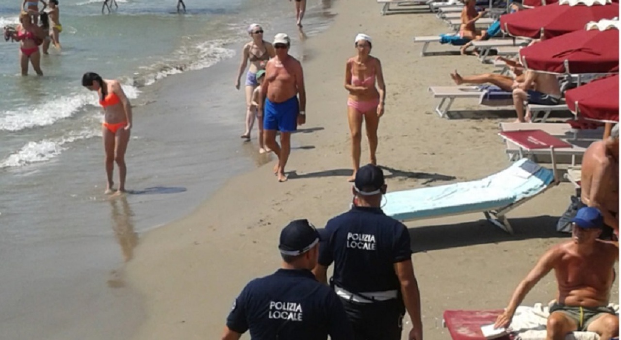 https://statics.cedscdn.it/photos/MED_HIGH/2026/07/06/9635016_06102618_polizia_spiaggia.jpg