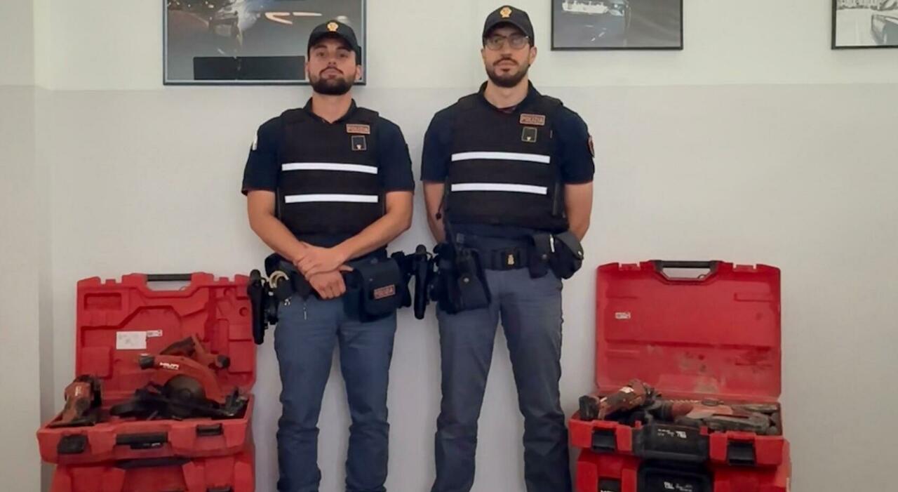rubano attrezzi dal cantiere del tram un residente d224 l allarme polizia all inseguimento i ladri speronano la volante da Ilgazzettino.it rubano attrezzi dal cantiere del tram un residente d224 l allarme polizia all inseguimento i ladri speronano la volante