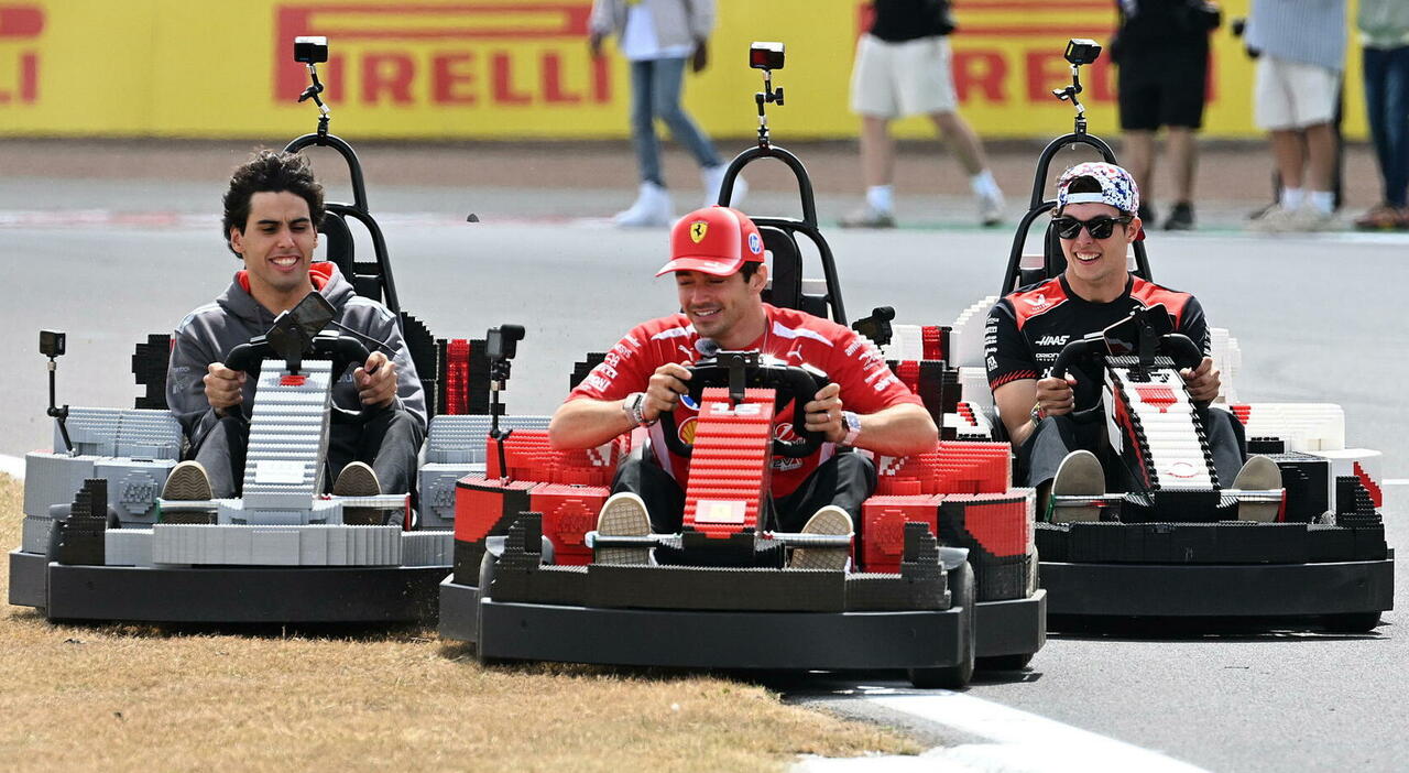 Un Leclerc molto divertito al volante del cart fatto di Lego prima del Gp di Silverstone
