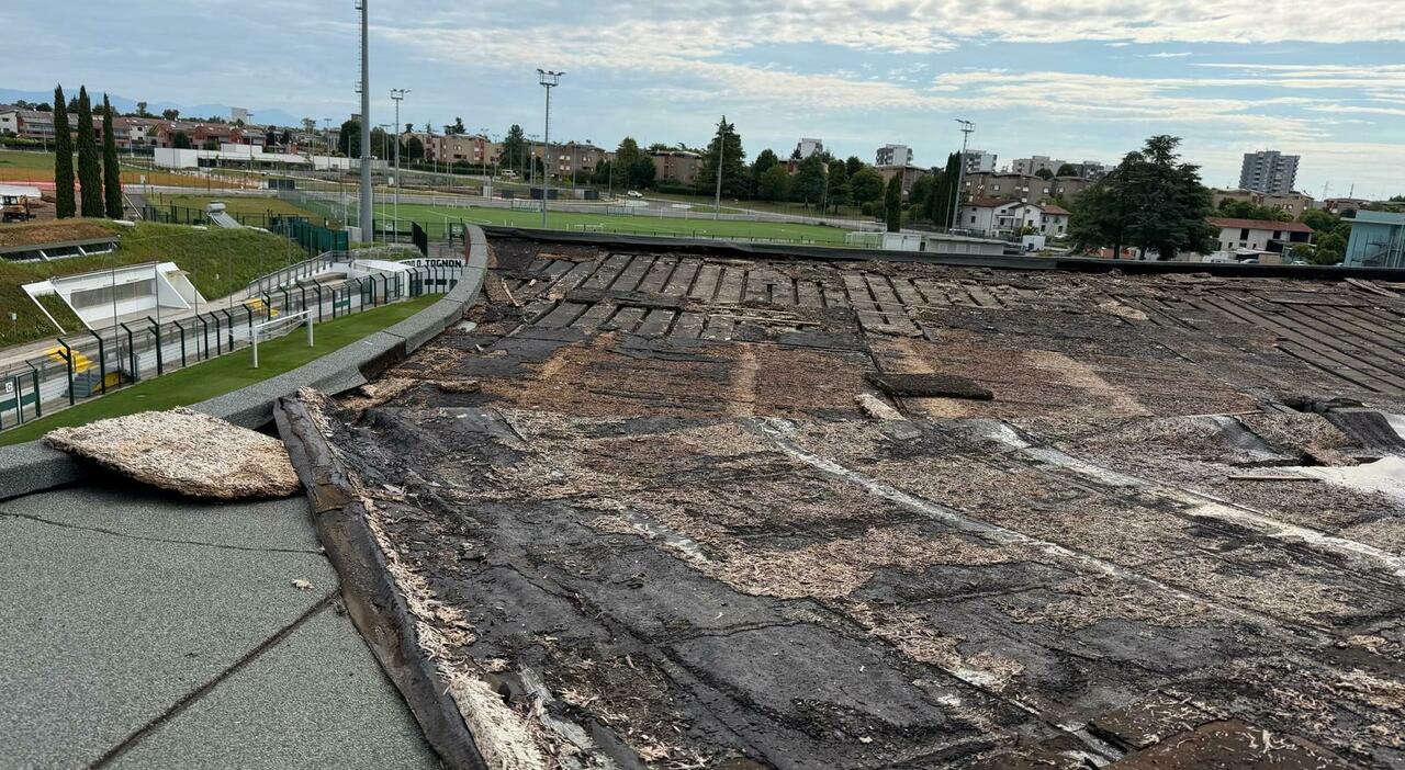 maltempo temporale e raffiche di vento scoperchiata la tribuna dello stadio tognon