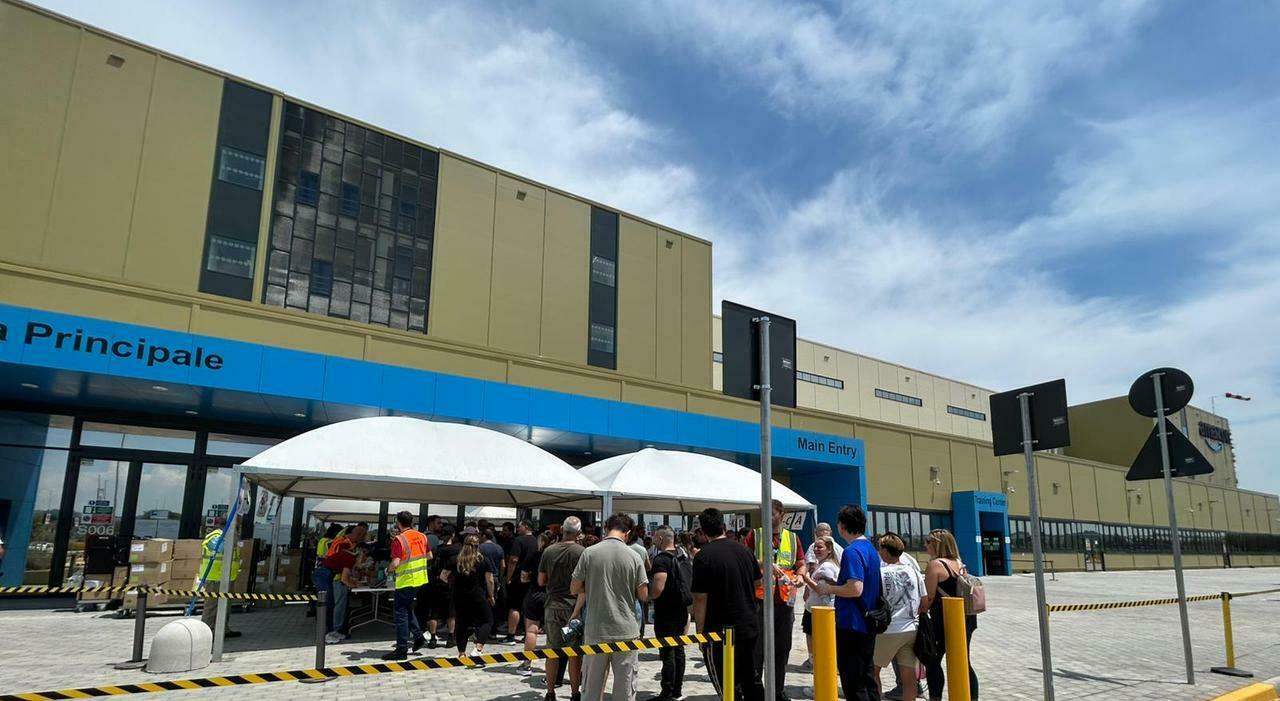 amazon accende il mega hub a jesi il primo pacco 232 un giocattolo la carica dei neoassunti emozionatissimi finalmente lindeterminato da Corriereadriatico.it amazon accende il mega hub a jesi il primo pacco 232 un giocattolo la carica dei neoassunti emozionatissimi finalmente lindeterminato