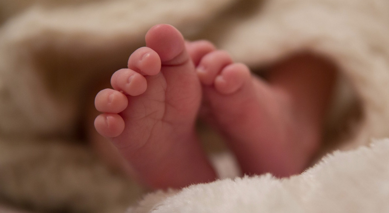 neonata muore dopo il parto in casa due ostetriche indagate disposta l autopsia sul corpo della piccola