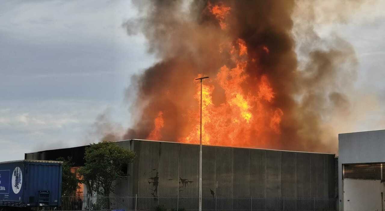 incendio in un capannone industriale fumo e fiamme visibili a chilometri di distanza da Ilgazzettino.it incendio in un capannone industriale fumo e fiamme visibili a chilometri di distanza