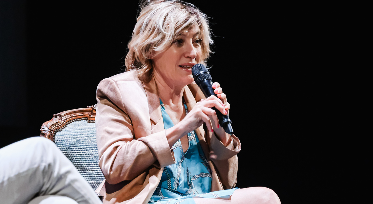 https://statics.cedscdn.it/photos/MED_HIGH/2026/07/08/9639171_08105707_valeria_bruni_tedeschi_micaela_ramazzotti_lite_cosa_e_successo_eta_figli.jpg