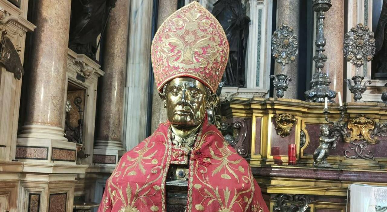 ruba il copricapo di san gennaro dal duomo di napoli 43enne arrestato e cimelio recuperato da Ilmattino.it ruba il copricapo di san gennaro dal duomo di napoli 43enne arrestato e cimelio recuperato