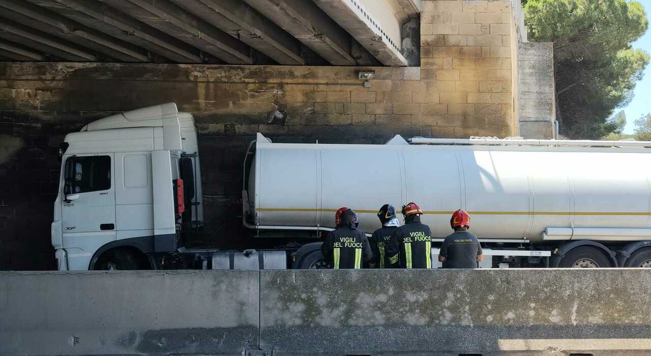 autocisterna resta incastrata sulla brindisi lecce traffico in tilt da Quotidianodipuglia.it autocisterna resta incastrata sulla brindisi lecce traffico in tilt