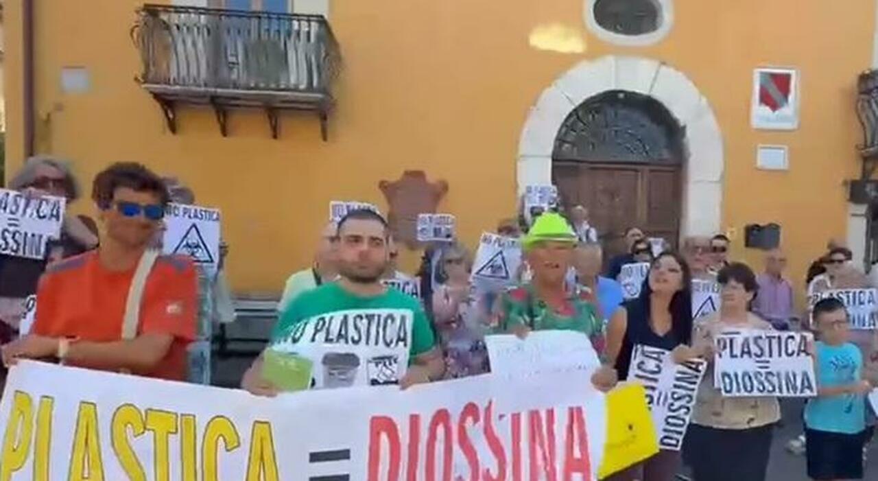 cittadini in piazza contro l impianto di riciclaggio delle plastiche da Ilmattino.it cittadini in piazza contro l impianto di riciclaggio delle plastiche