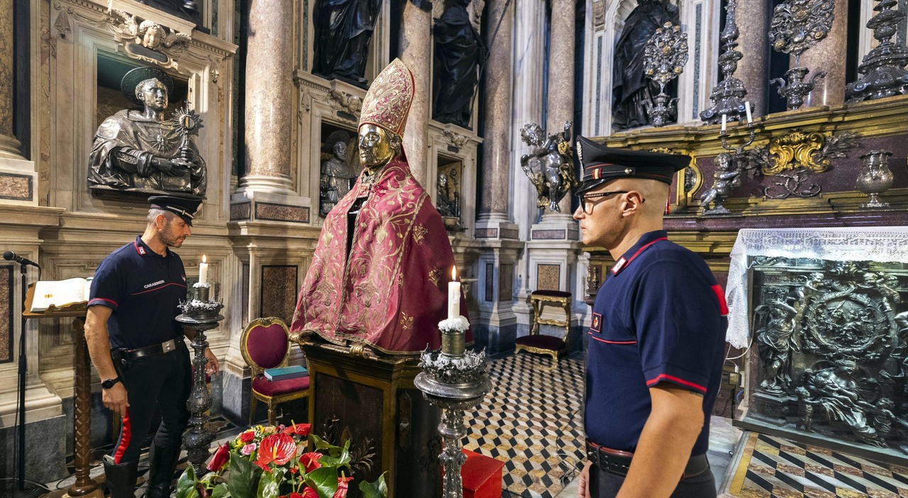 san gennaro furto da film ruba la mitra e tenta la fuga il cappello 232 mio da Ilmattino.it san gennaro furto da film ruba la mitra e tenta la fuga il cappello 232 mio