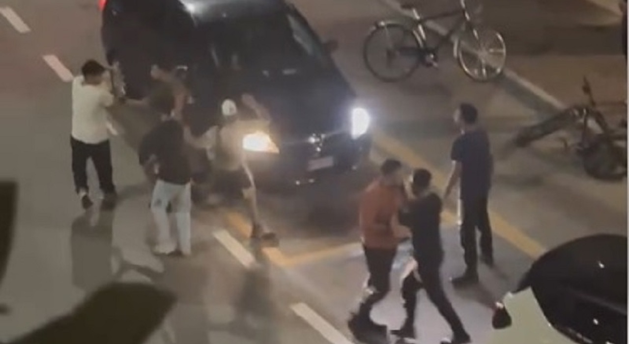baby gang accerchia un auto la riempie di calci e pugni e poi scappa la scena ripresa dai residenti da Ilgazzettino.it baby gang accerchia un auto la riempie di calci e pugni e poi scappa la scena ripresa dai residenti