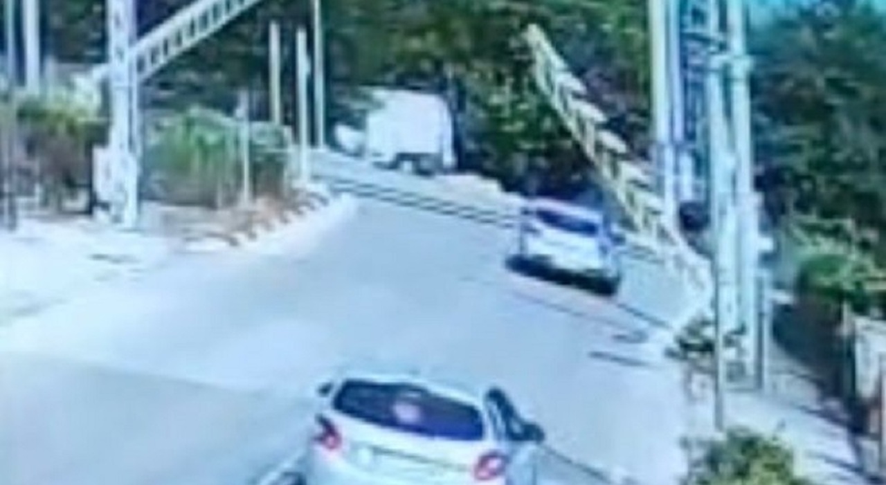 auto resta bloccata tra le sbarre del passaggio a livello neopatentata salva per miracolo