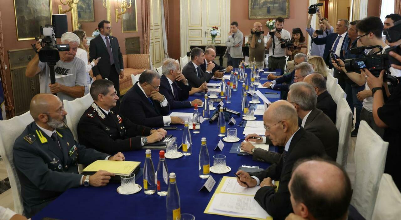 piantedosi a napoli l incontro in prefettura contro i clan pi249 agenti e telecamere cos236 disarmiamo napoli da Ilmattino.it piantedosi a napoli l incontro in prefettura contro i clan pi249 agenti e telecamere cos236 disarmiamo napoli