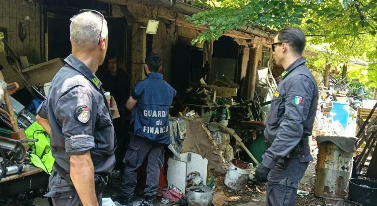 discariche abusive blitz della finanza famiglia con bambini viveva tra i rifiuti attivati i servizi sociali da Ilgazzettino.it discariche abusive blitz della finanza famiglia con bambini viveva tra i rifiuti attivati i servizi sociali