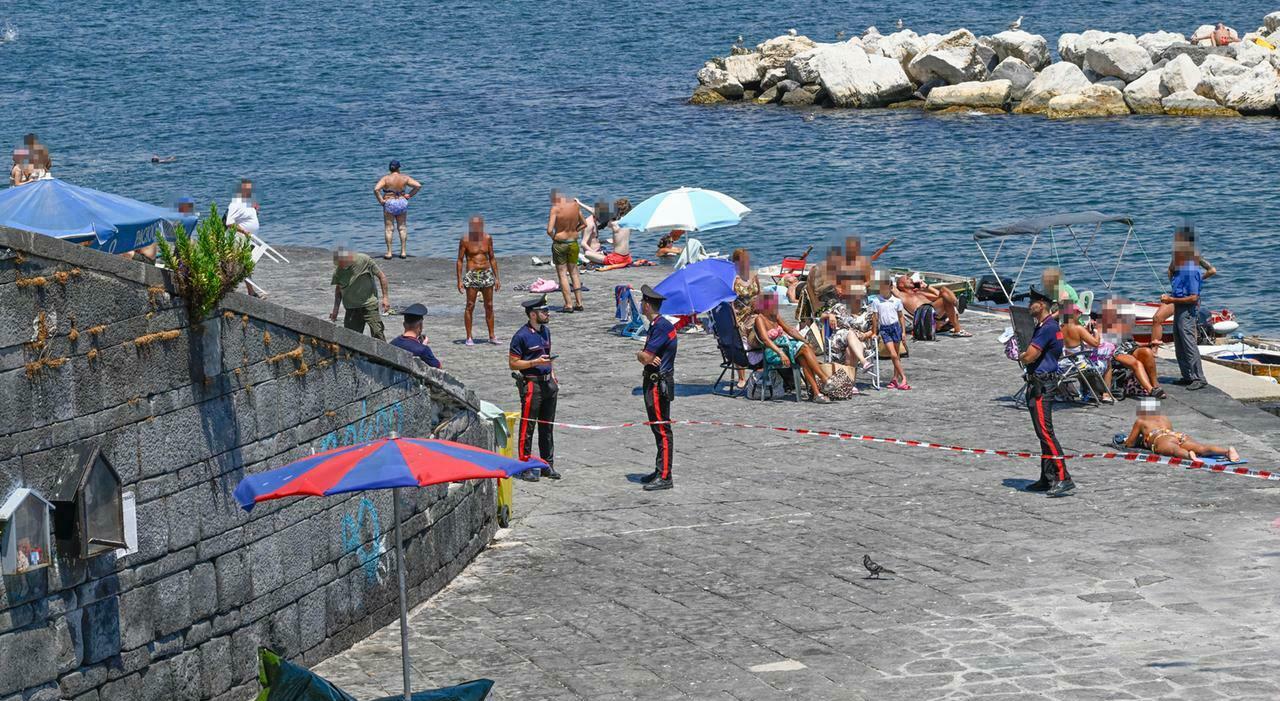 giallo sul lungomare di napoli cadavere tra gli scogli ha una ferita in testa da Ilmattino.it giallo sul lungomare di napoli cadavere tra gli scogli ha una ferita in testa