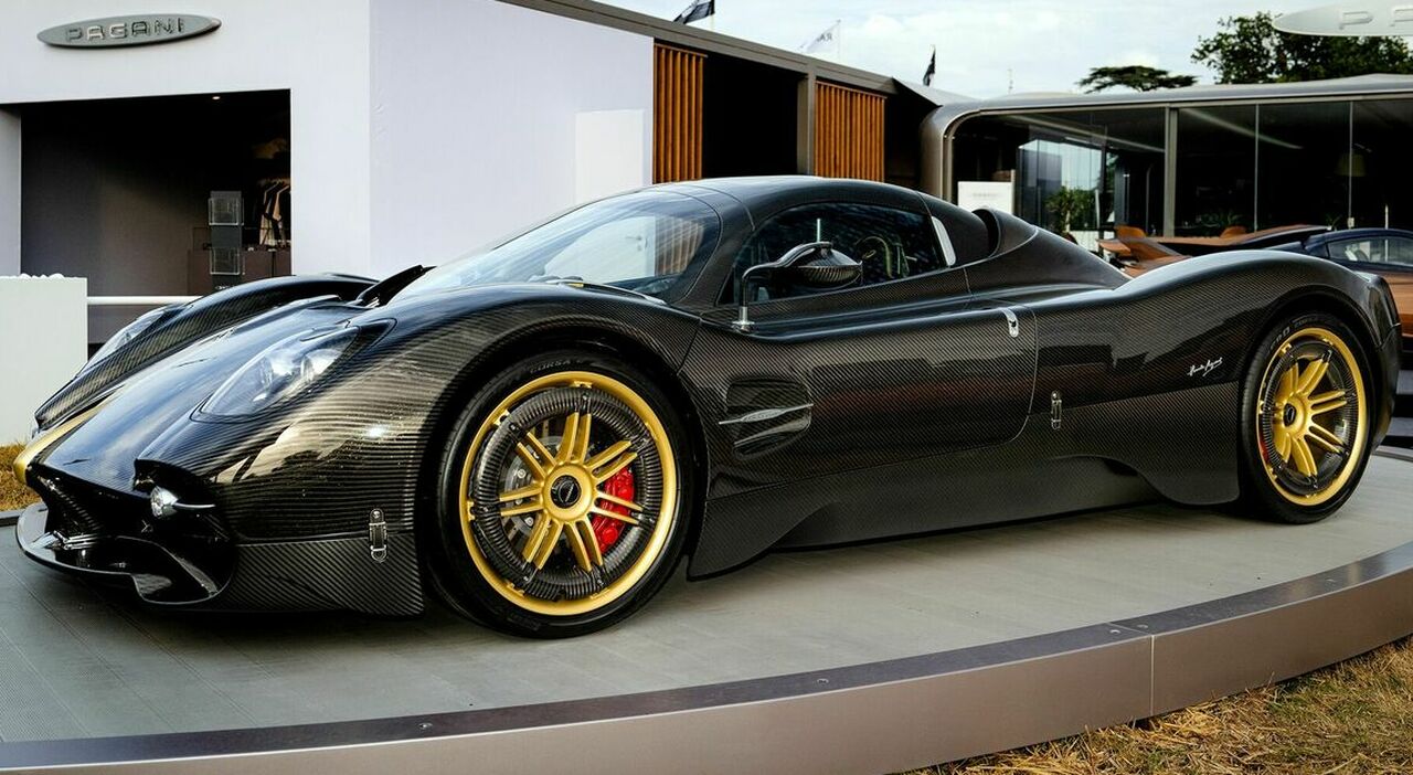 Pirelli porta a Goodwood la nuova famiglia P Zero, qui con la Pagani Utopia