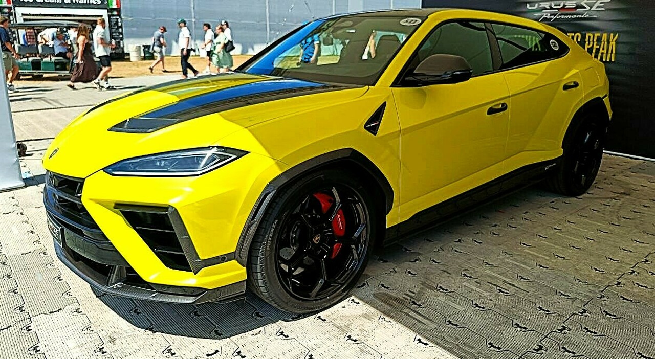 A Goodwood la Urus SE Performante &egrave; stata esposta nella livrea Giallo Crius, facendo la sua prima apparizione pubblica dopo il lancio digitale.